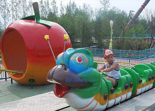 Езда надежного поезда русских горок привлекательностей езд тематического парка сползая для детей
