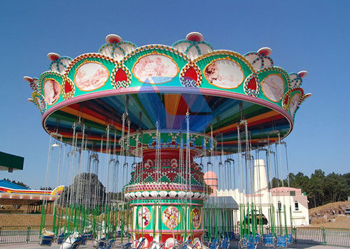 Подгонянные цветом езды тематического парка подгоняли 24 людей летая езда стула